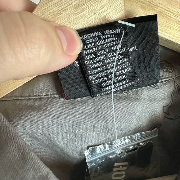 Assassin's Creed NWT Men's Medium 100% Cotton Gray Long Sleeved Button Up Shirt - Picture 5 of 9